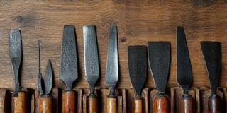 Gamle tømrerverktøy på et arbeidsbenk